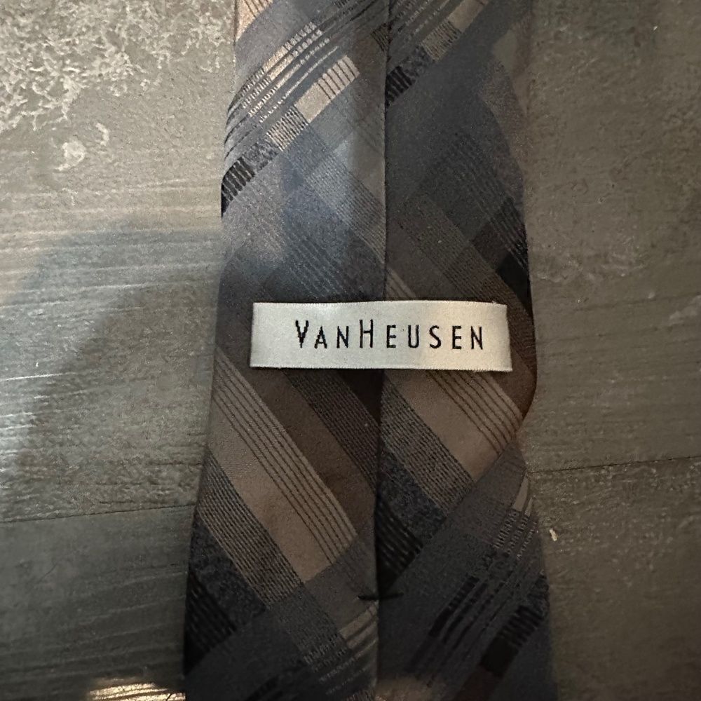 Van Heusen Tie EUC 